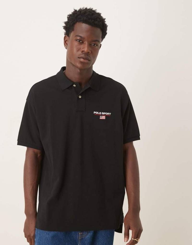 Polo Ralph Lauren - Sport Capsule - Oversize-Polohemd aus Pikee in Schwarz mit Flaggen-Logo von Polo Ralph Lauren