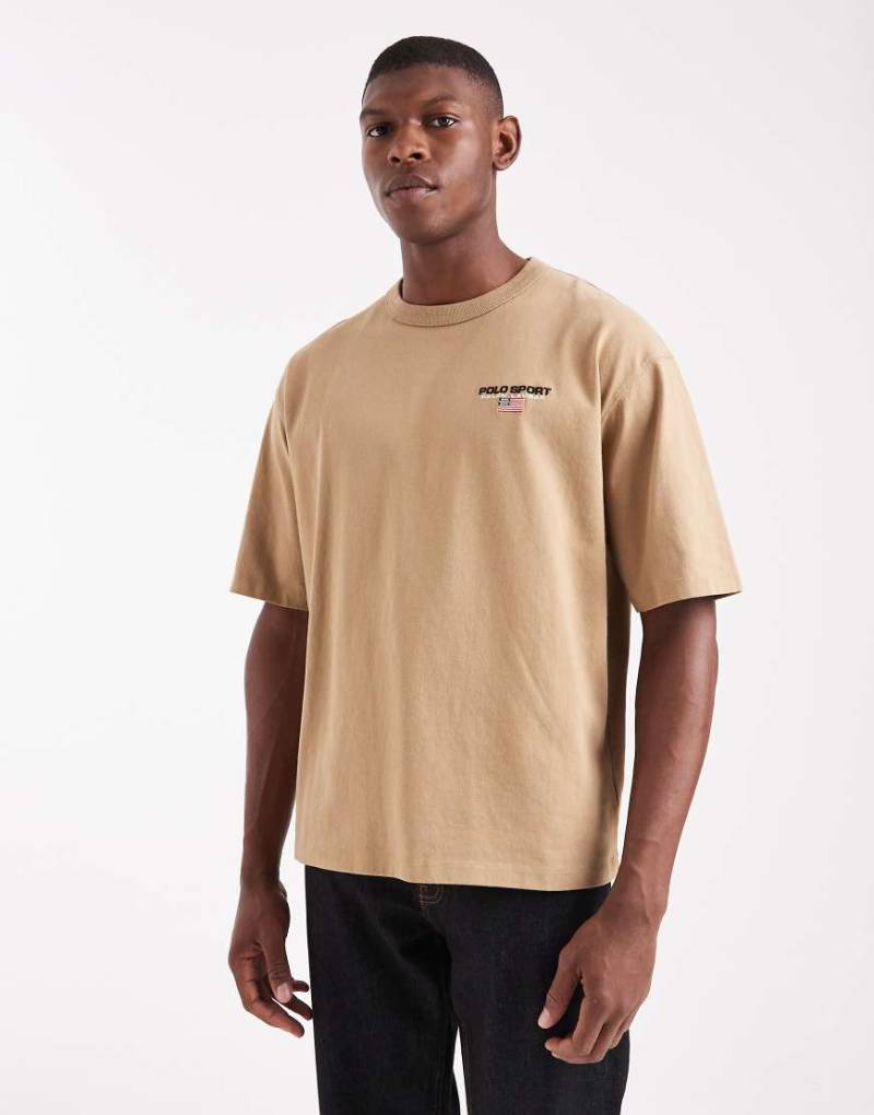 Polo Ralph Lauren - Sport Capsule - Schweres Relaxed-Fit-T-Shirt in Khaki-Beige mit kleinem Flaggen-Logo-Neutral Polo Ralph Lauren - Sport Capsule - Schweres Relaxed-Fit-T-Shirt in Khaki-Beige mit kleinem Flaggen-Logo-Neutral von Polo Ralph Lauren