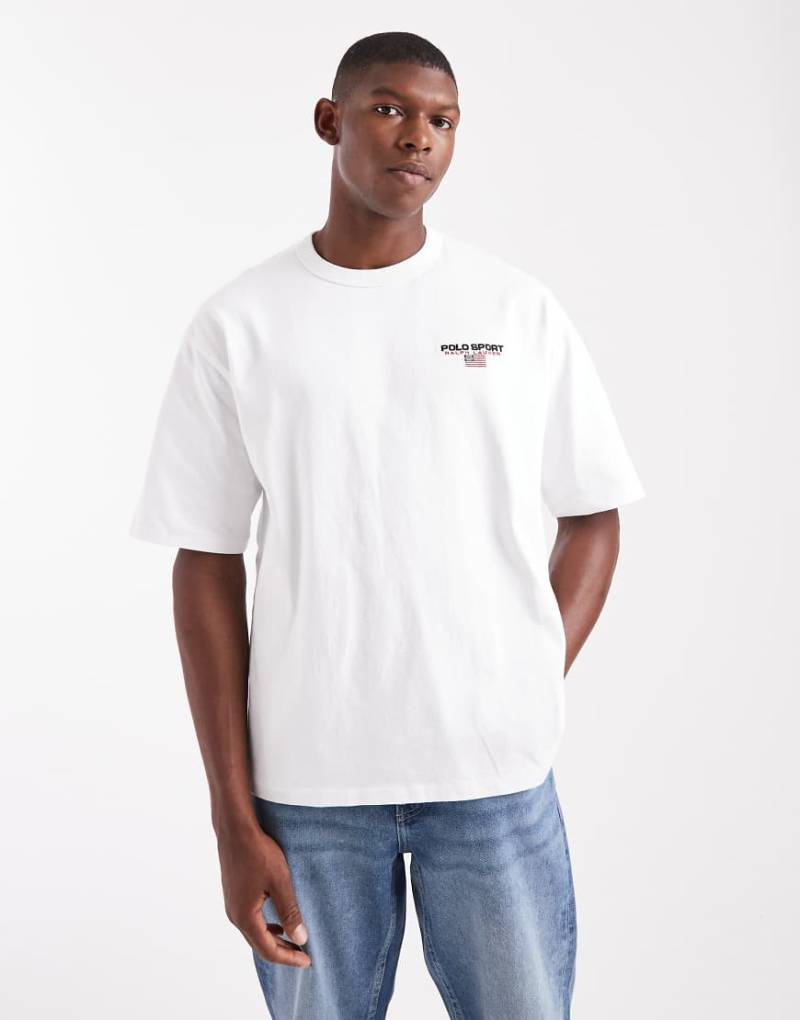 Polo Ralph Lauren - Sport Capsule - Schweres Relaxed-Fit-T-Shirt in Weiß mit kleinem Flaggen-Logo Polo Ralph Lauren - Sport Capsule - Schweres Relaxed-Fit-T-Shirt in Weiß mit kleinem Flaggen-Logo von Polo Ralph Lauren