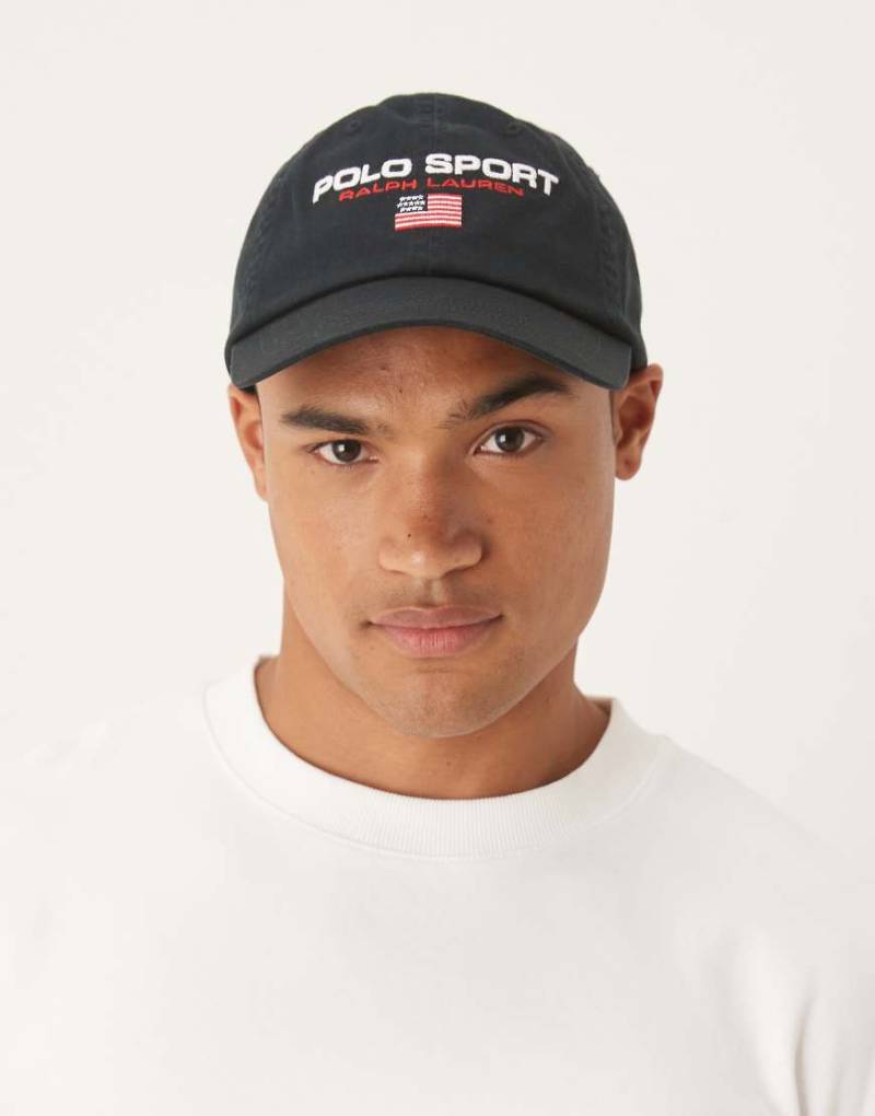 Polo Ralph Lauren - Sport - Baseballkappe aus Twill in Schwarz mit Flaggenlogo Polo Ralph Lauren - Sport - Baseballkappe aus Twill in Schwarz mit Flaggenlogo von Polo Ralph Lauren
