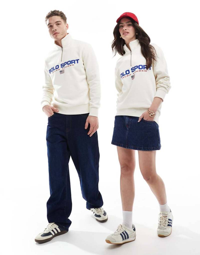 Polo Ralph Lauren - Sport Capsule - Unisex - Sweatshirt in Creme mit großem Flaggen-Logo auf der Brust und kurzem Reißverschluss-Weiß von Polo Ralph Lauren
