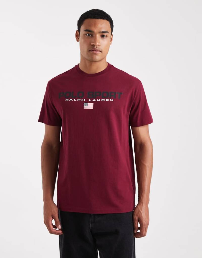 Polo Ralph Lauren - Sport - T-Shirt in Burgunderrot mit Flaggen-Logoprint auf der Brust und klassischer Passform von Polo Ralph Lauren