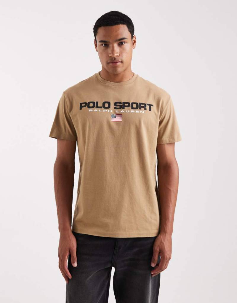 Polo Ralph Lauren - Sport - T-Shirt in Khakibeige mit Flaggen-Logoprint auf der Brust und klassischer Passform-Neutral von Polo Ralph Lauren