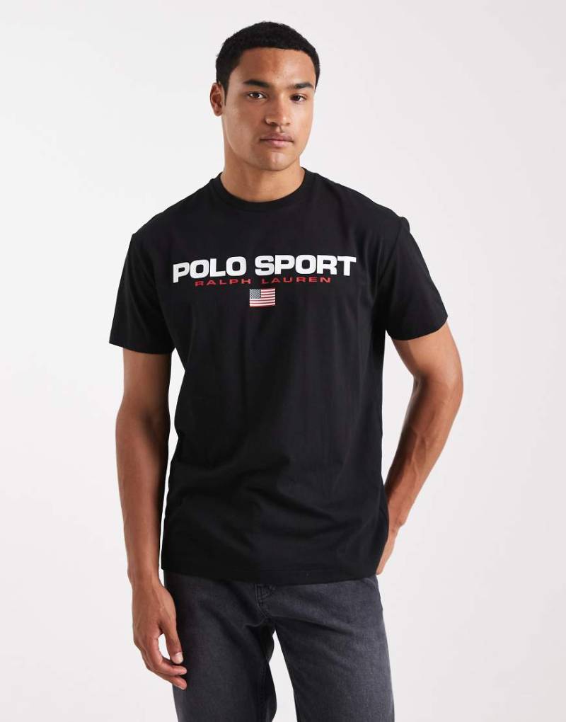 Polo Ralph Lauren - Sport - T-Shirt in Schwarz mit Flaggen-Logoprint auf der Brust und klassischer Passform von Polo Ralph Lauren