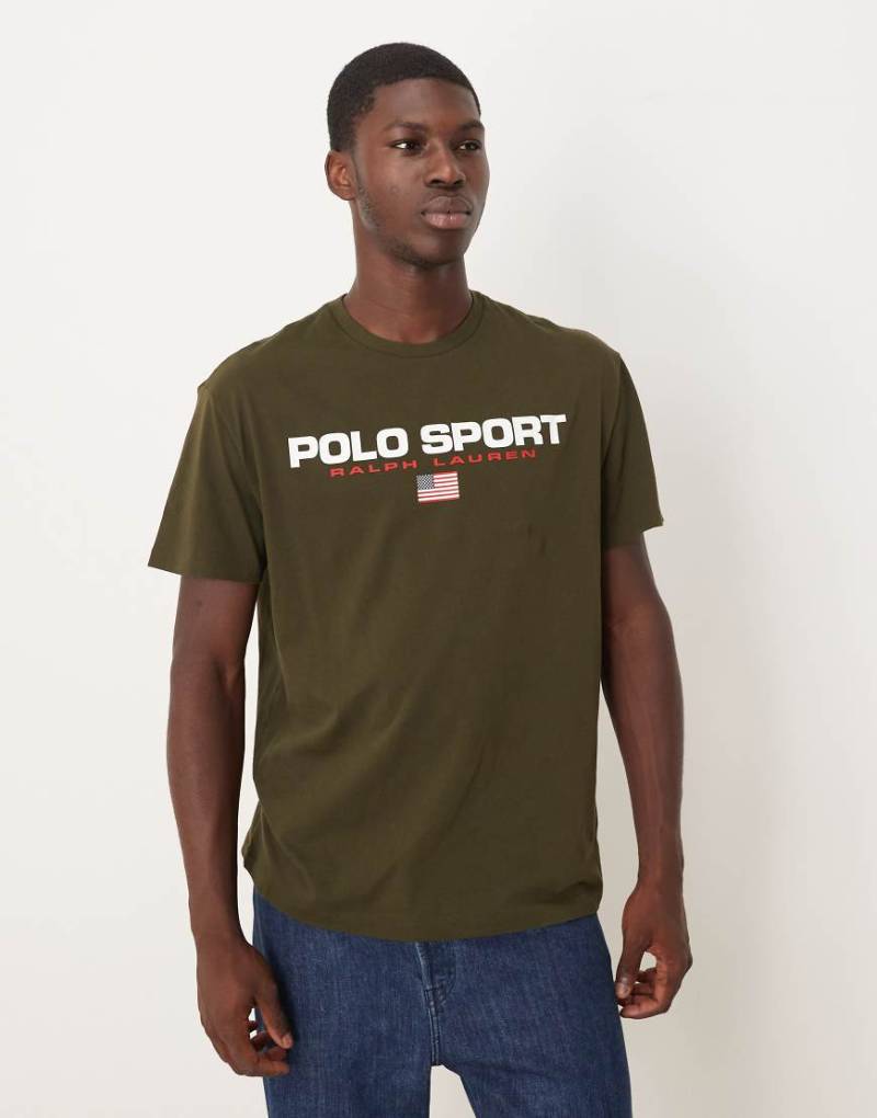 Polo Ralph Lauren - Sport - Oversize-T-Shirt in Olivgrün mit Flaggen-Logoprint auf der Brust von Polo Ralph Lauren