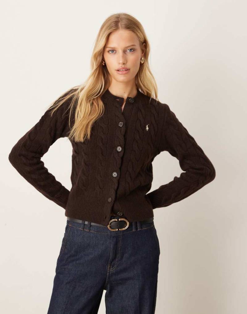 Polo Ralph Lauren - Strickjacke aus Wolle in Braun mit Markenlogo und Zopfmuster-Brown Polo Ralph Lauren - Strickjacke aus Wolle in Braun mit Markenlogo und Zopfmuster-Brown von Polo Ralph Lauren