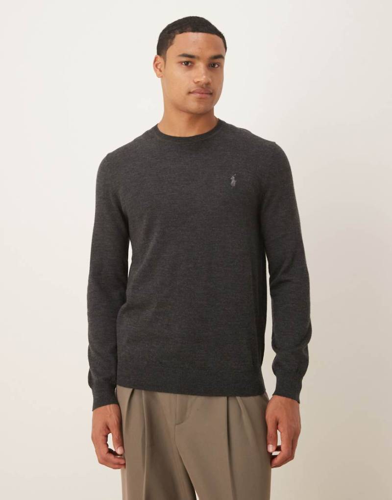 Polo Ralph Lauren - Strickpullover aus Merinowolle in meliertem Anthrazit mit Logo-Symbol und Rundhalsausschnitt-Grau von Polo Ralph Lauren