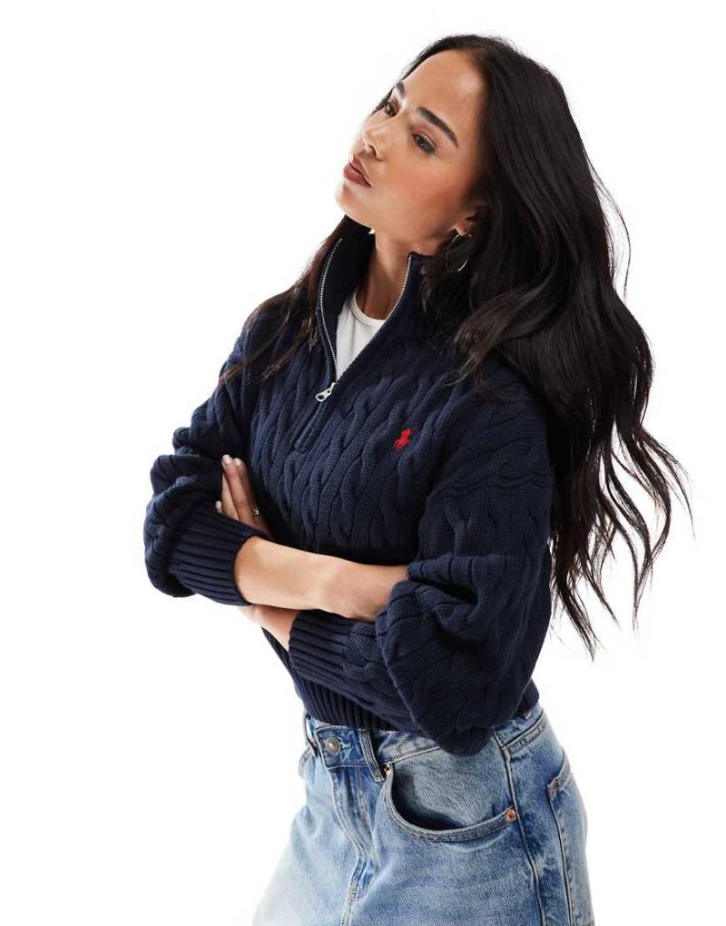 Polo Ralph Lauren - Strickpullover in Marineblau mit Zopfmuster, kurzem Reißverschluss und Logo von Polo Ralph Lauren