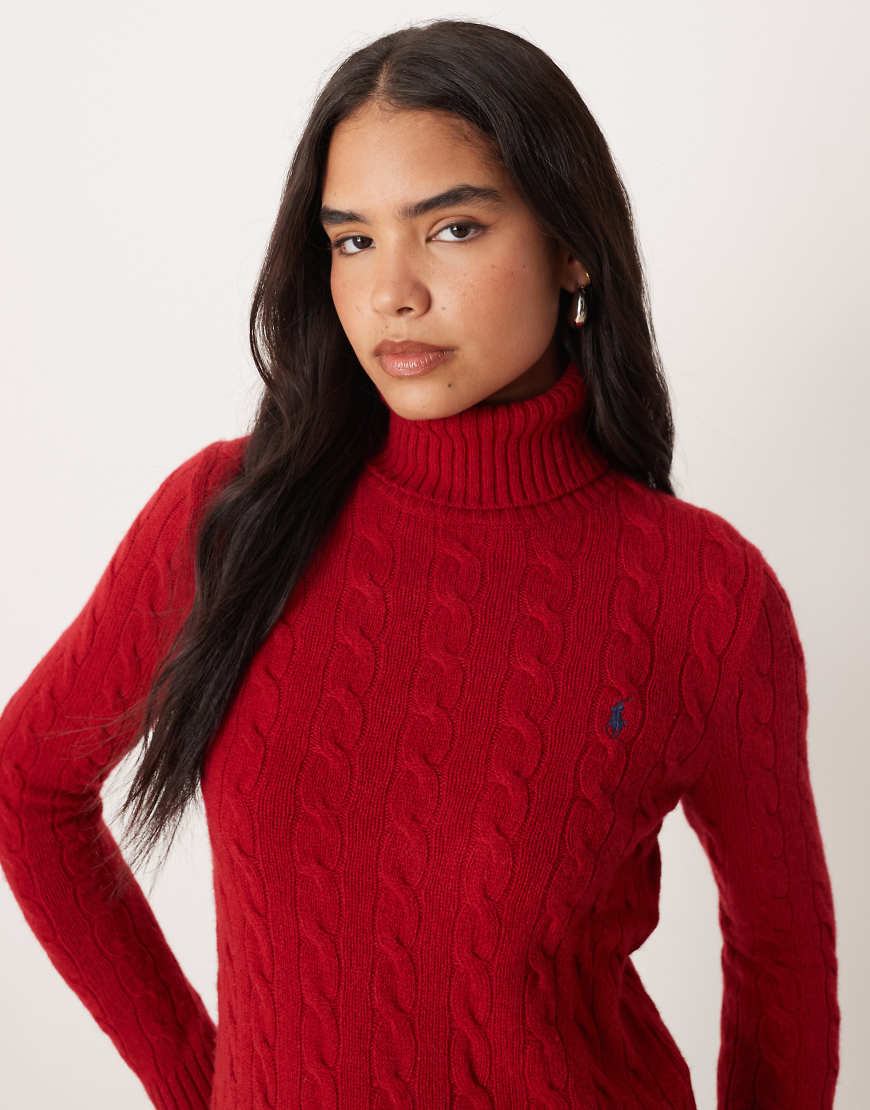 Polo Ralph Lauren - Strickpullover in Rot mit Rollkragen, Zopfmuster und Logo Polo Ralph Lauren - Strickpullover in Rot mit Rollkragen, Zopfmuster und Logo von Polo Ralph Lauren