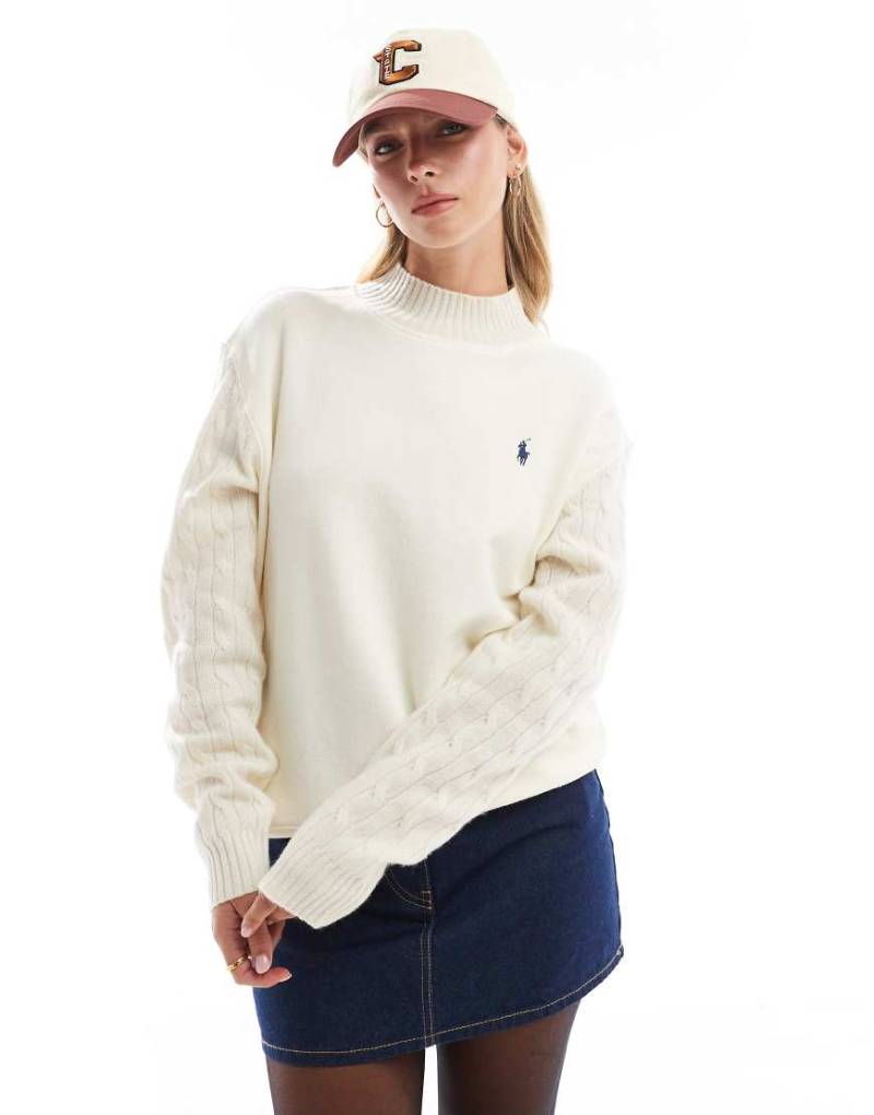 Polo Ralph Lauren - Sweatshirt in Cremeweiß mit Markenlogo und Ärmeln mit Zopfstrickmuster von Polo Ralph Lauren