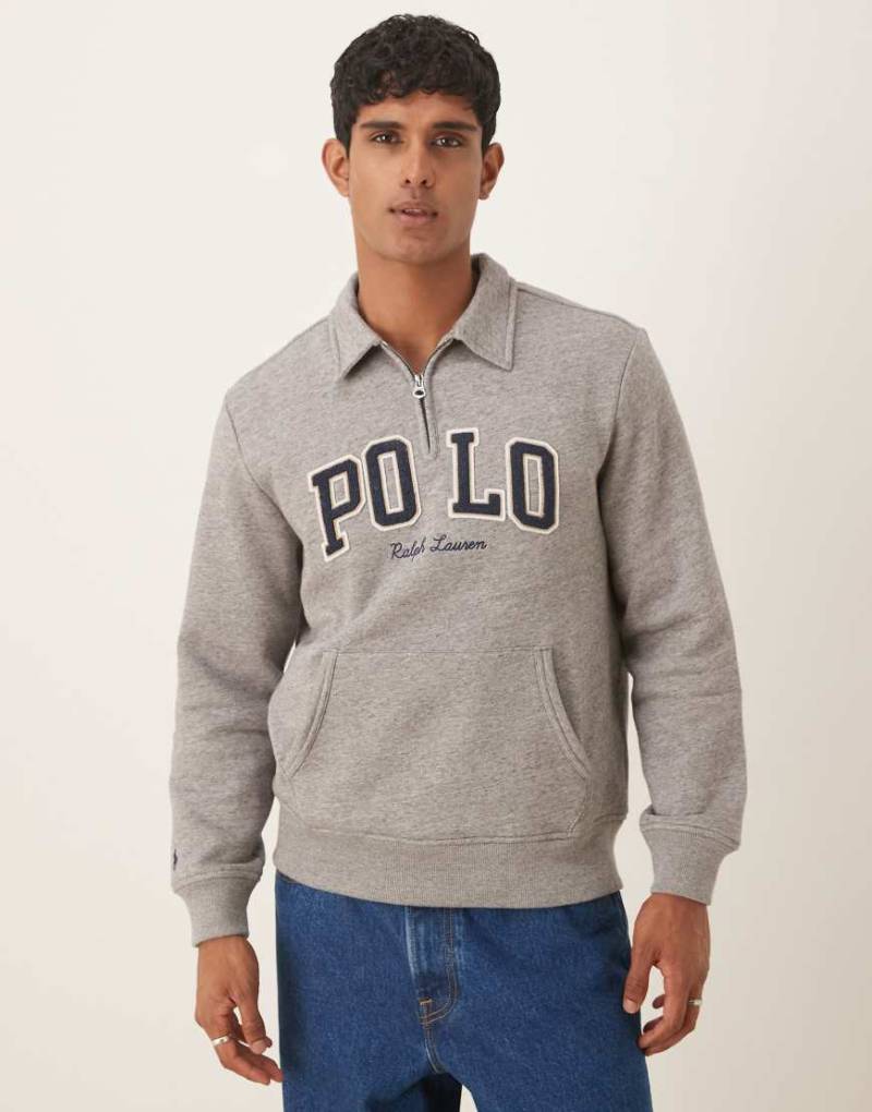 Polo Ralph Lauren - Sweatshirt in meliertem Dunkelgrau mit halblangem Reißverschluss und großem College-Logo-Schriftzug von Polo Ralph Lauren