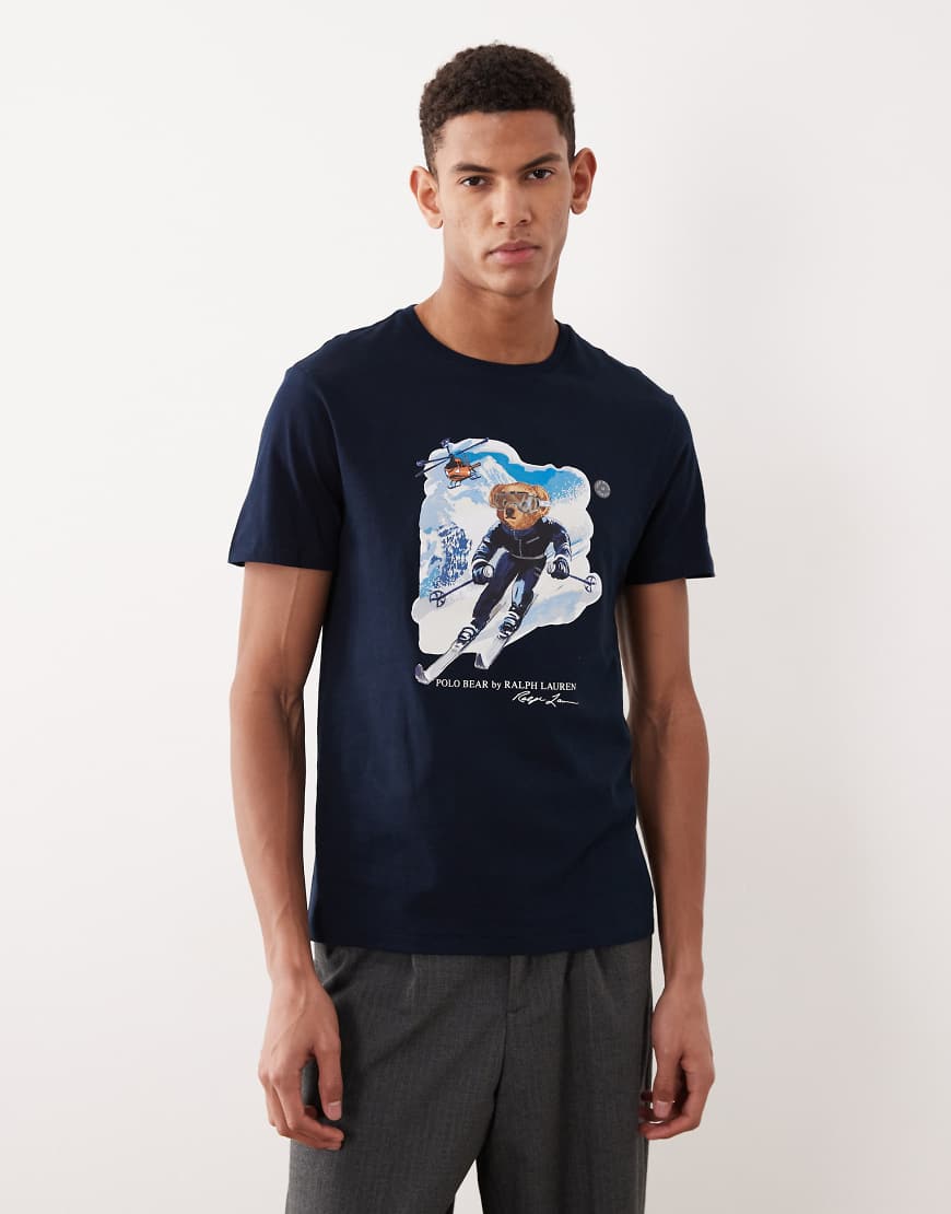Polo Ralph Lauren - T-Shirt in Marineblau mit Custom-Fit und Polo Bear-Print im Ski-Look von Polo Ralph Lauren