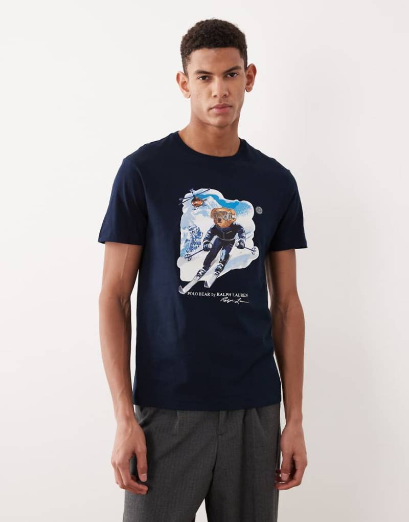 Polo Ralph Lauren - T-Shirt in Marineblau mit Custom-Fit und Polo Bear-Print im Ski-Look von Polo Ralph Lauren