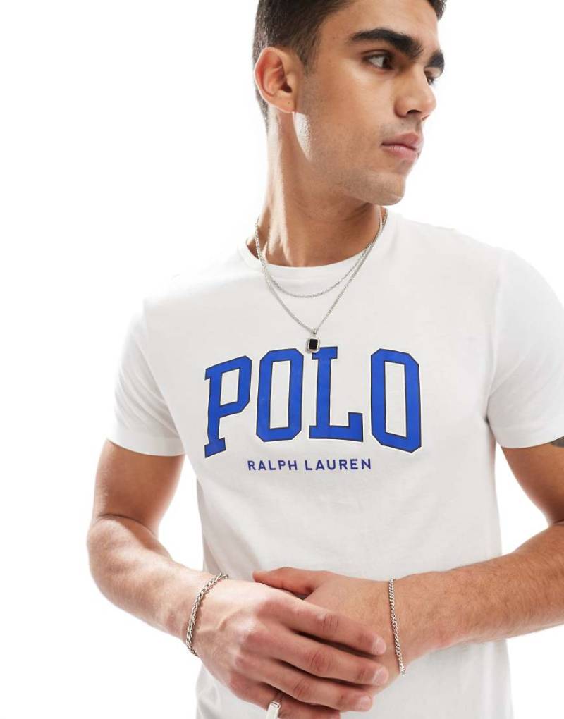 Polo Ralph Lauren - T-Shirt in Weiß mit Logo-Applikation aus Chenille von Polo Ralph Lauren
