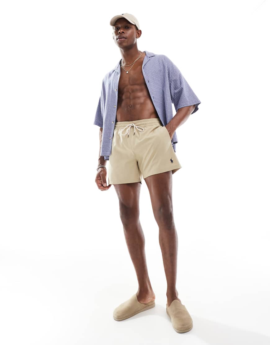 Polo Ralph Lauren - Traveler - Mittellange Badeshorts in Beige mit schmalem Schnitt und Markenzeichen-Neutral von Polo Ralph Lauren