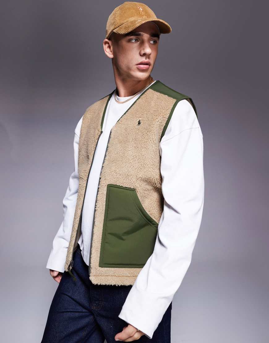 Polo Ralph Lauren - Weste aus Sherpa-Teddyfleece in Khaki-Hellbraun/Grün mit Logo von Polo Ralph Lauren