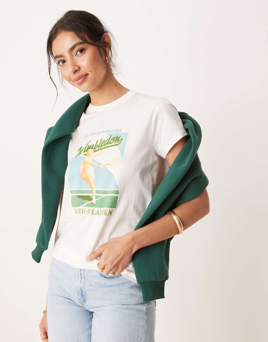 Polo Ralph Lauren - Wimbledon Capsule - T-Shirt in Weiß mit Retro-Print vorn Polo Ralph Lauren - Wimbledon Capsule - T-Shirt in Weiß mit Retro-Print vorn von Polo Ralph Lauren