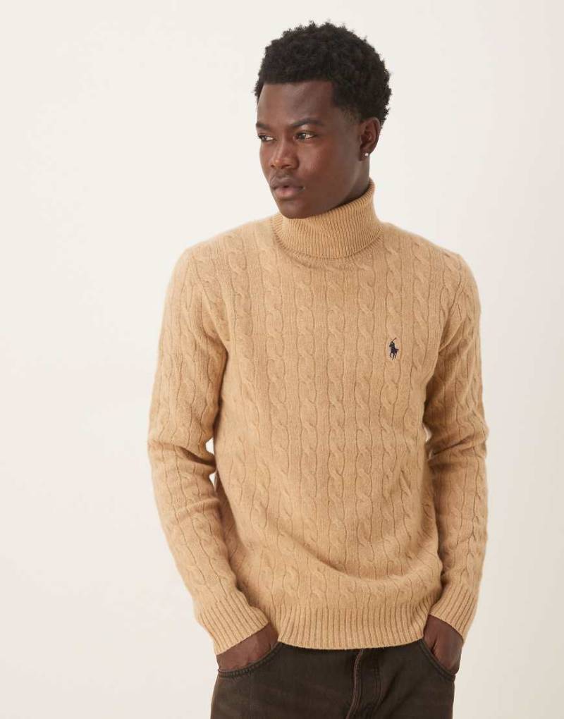 Polo Ralph Lauren - Woll-Rollkragenpullover in meliertem Camel mit Zopfmuster und Logo-Symbol-Neutral von Polo Ralph Lauren