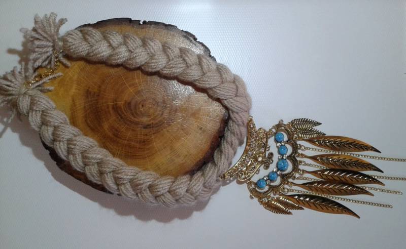 Beige Gold Feder Gestrickte Bib Erklärung Halskette, Einzigartigen Schmuck, Modeschmuck, Thread Blaue Steine Halskette von Polumia