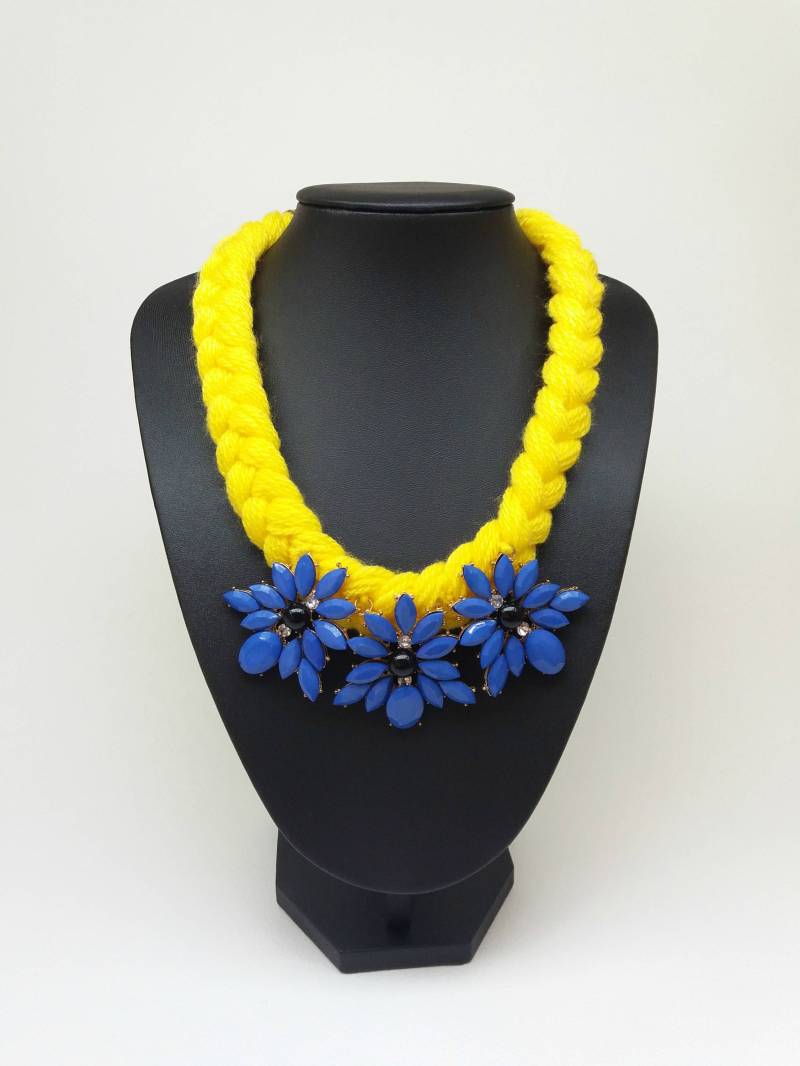 Blau Gelb Gestrickte Seil Baumwolle Bib Erklärung Boho Blume Halskette, Einzigartige Modeschmuck, Sommer-Halskette, Geschenk Für Freundin von Polumia