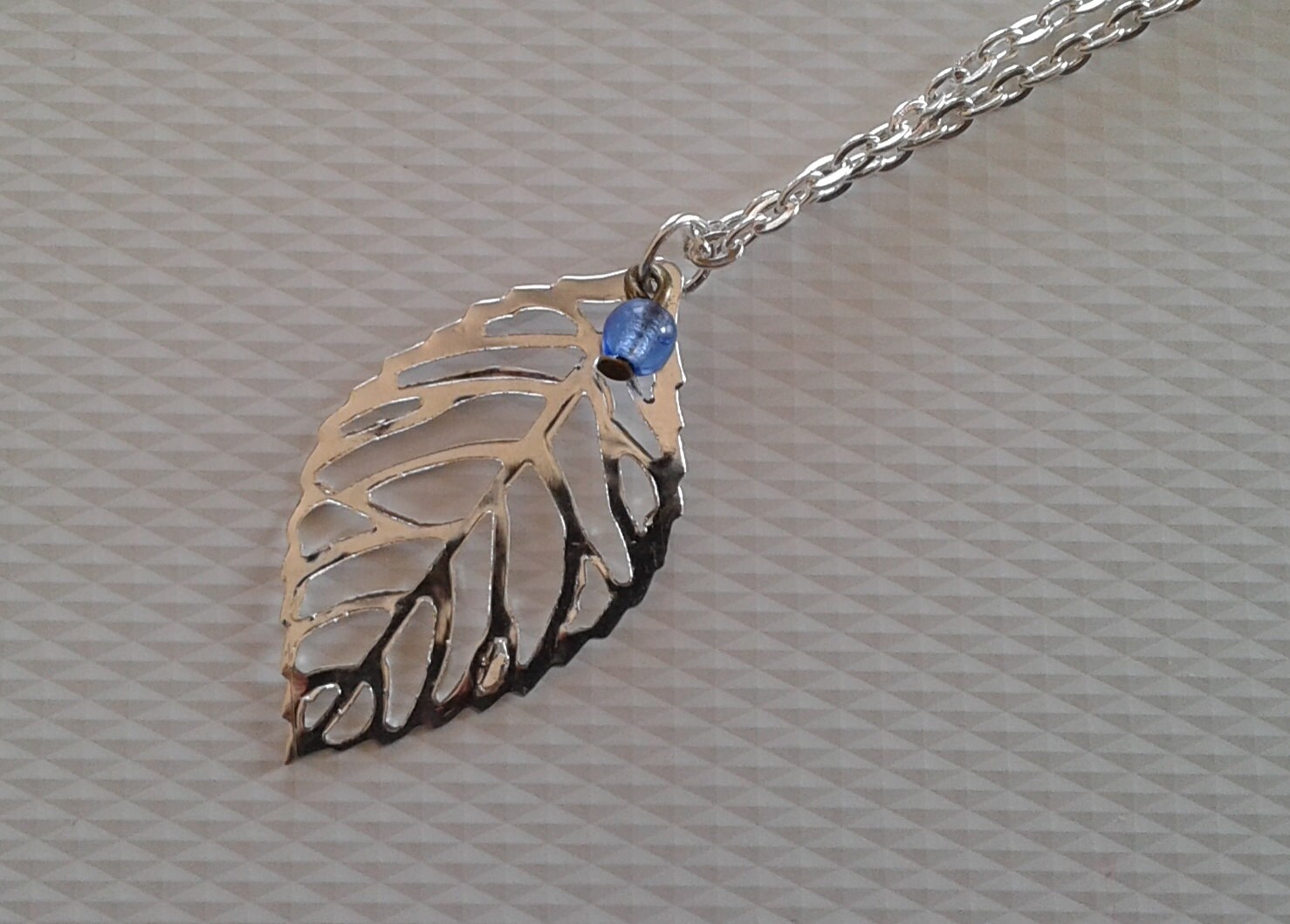 Boho Silber Ton Feder Halskette, Zierliche Minimal Schmuck, Tägliche Boho-Feder von Polumia