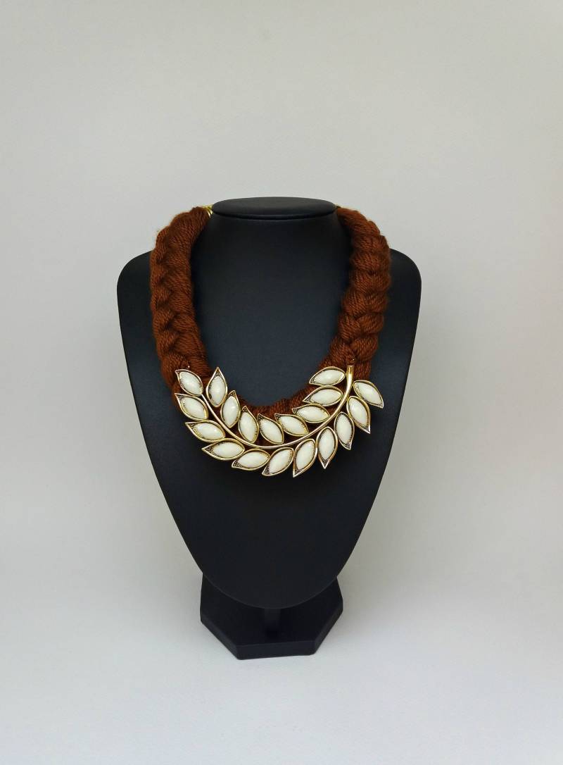 Braun Gestrickte Lätzchen Statement Halskette, Blatt Beige Ecru Blattgold Und Gold Braune Winter Halskette von Polumia