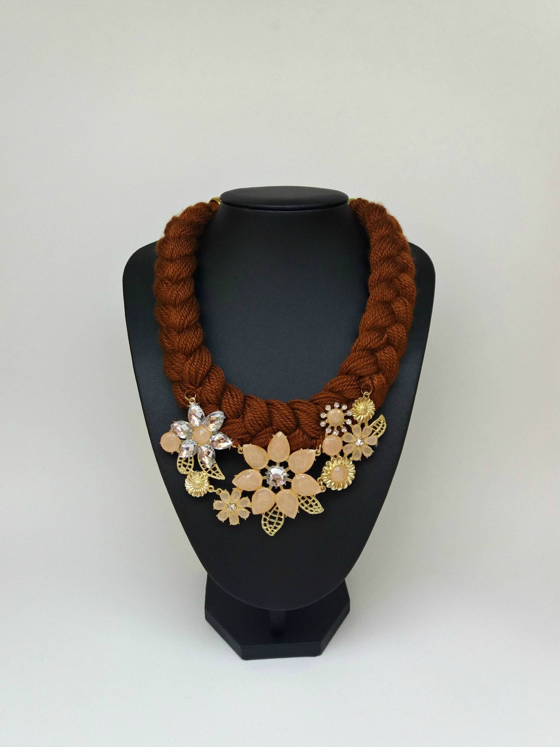 Braune Faden Häkeln Lätzchen Halskette, Braune Statement Groben Halsband Anhänger Kristall Beige Blume Halskette von Polumia