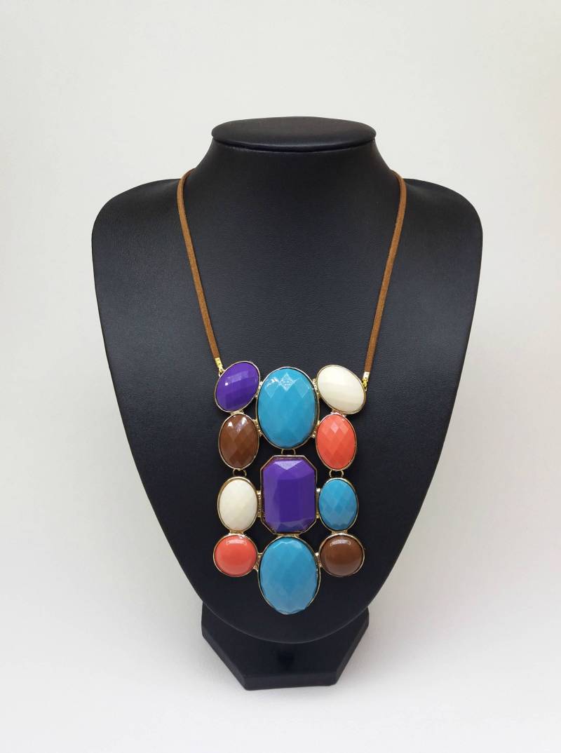 Bunte Lätzchen Aussage Anhänger Boho Stammes Halskette Kragen, Moderne Halskette, Regenbogen Große Extra Lange von Polumia