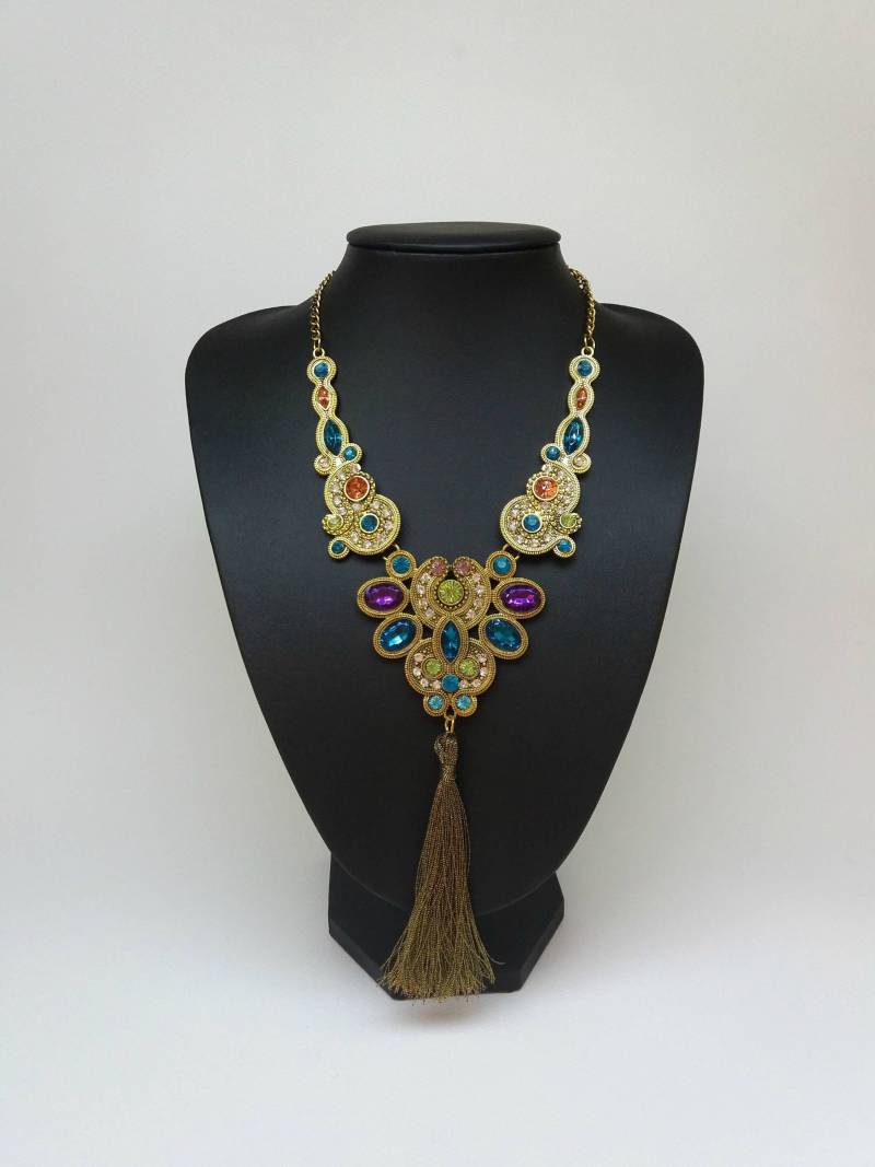 Bunte Regenbogen Gold Quaste Lätzchen Statement Halskette, Lange Anhänger Bunte Kristallsteine, Große Halskette von Polumia
