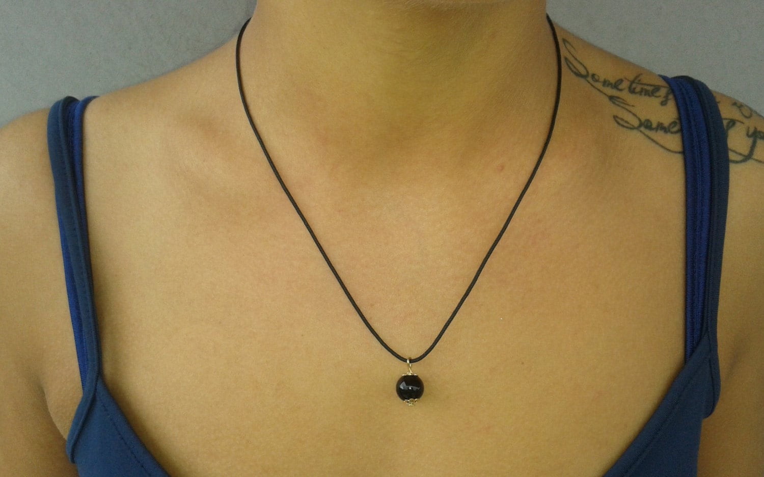 Charm Anhänger Halskette Vintage Halskette, Schwarze Perle Gold-Ton Schwarzen Schnur Geschenk Für Sie Charm Anhänger Halskette Vintage Halskette, Schwarze Perle Gold-Ton Schwarzen Schnur Geschenk Für Sie von Polumia
