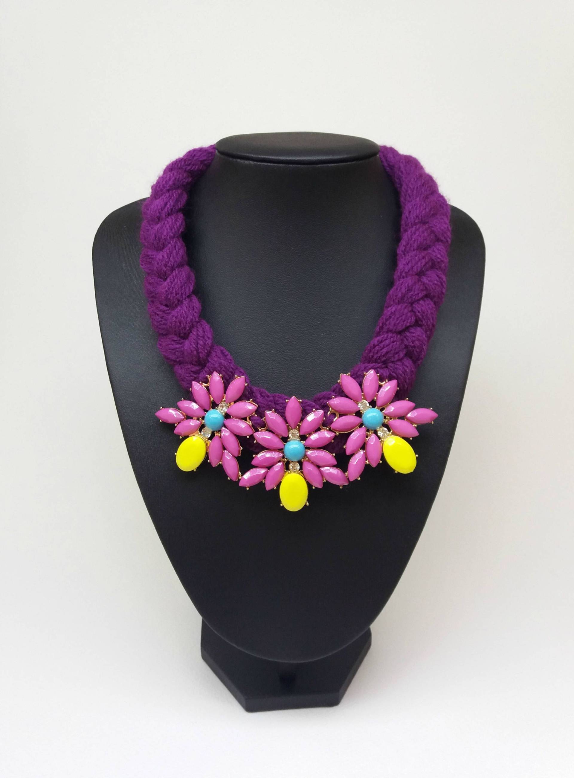 Dunkel Lila Rosa Gelb Blume Bib Statement Halskette, Gelbe Kurze Moderne Geschenkidee von Polumia