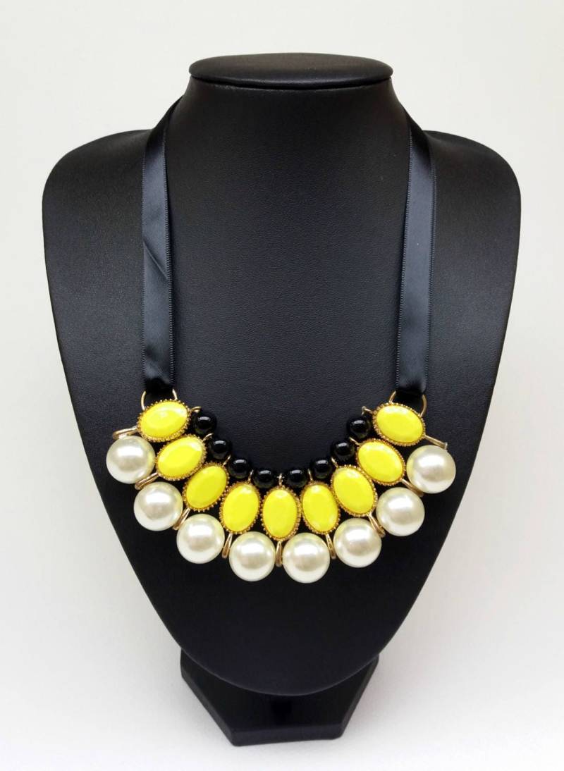 Gelb Schwarz Weiß Perle Anhänger Bogen Klobige Boho Elegante Halskette, Gelber Schmuck, Schwarze Und Gelbe Kette, Geschenkidee von Polumia