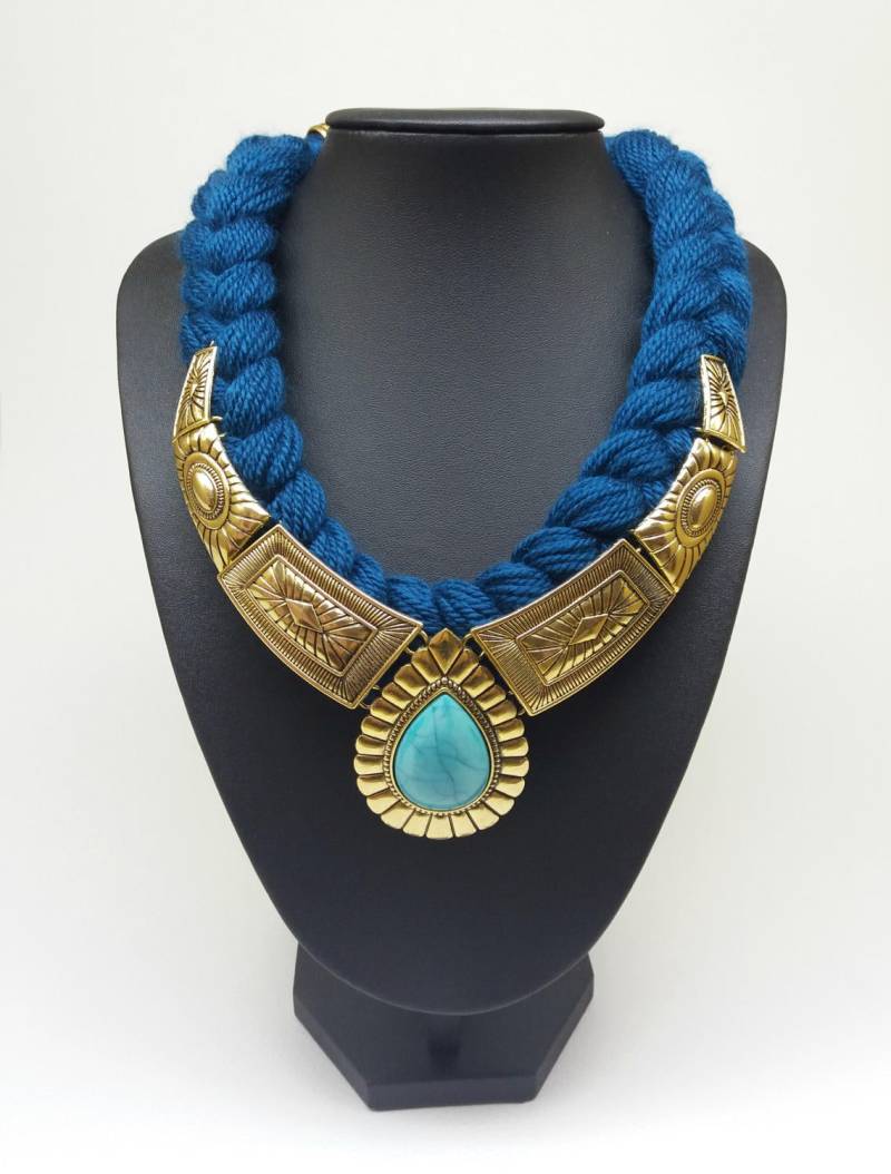 Gestrickte Seil Dunkel Blau-Kollier, Türkis, Gold-Ton Bib Halskette, Blaue Kollier, Massive Gold Kette, Blau Halskette von Polumia