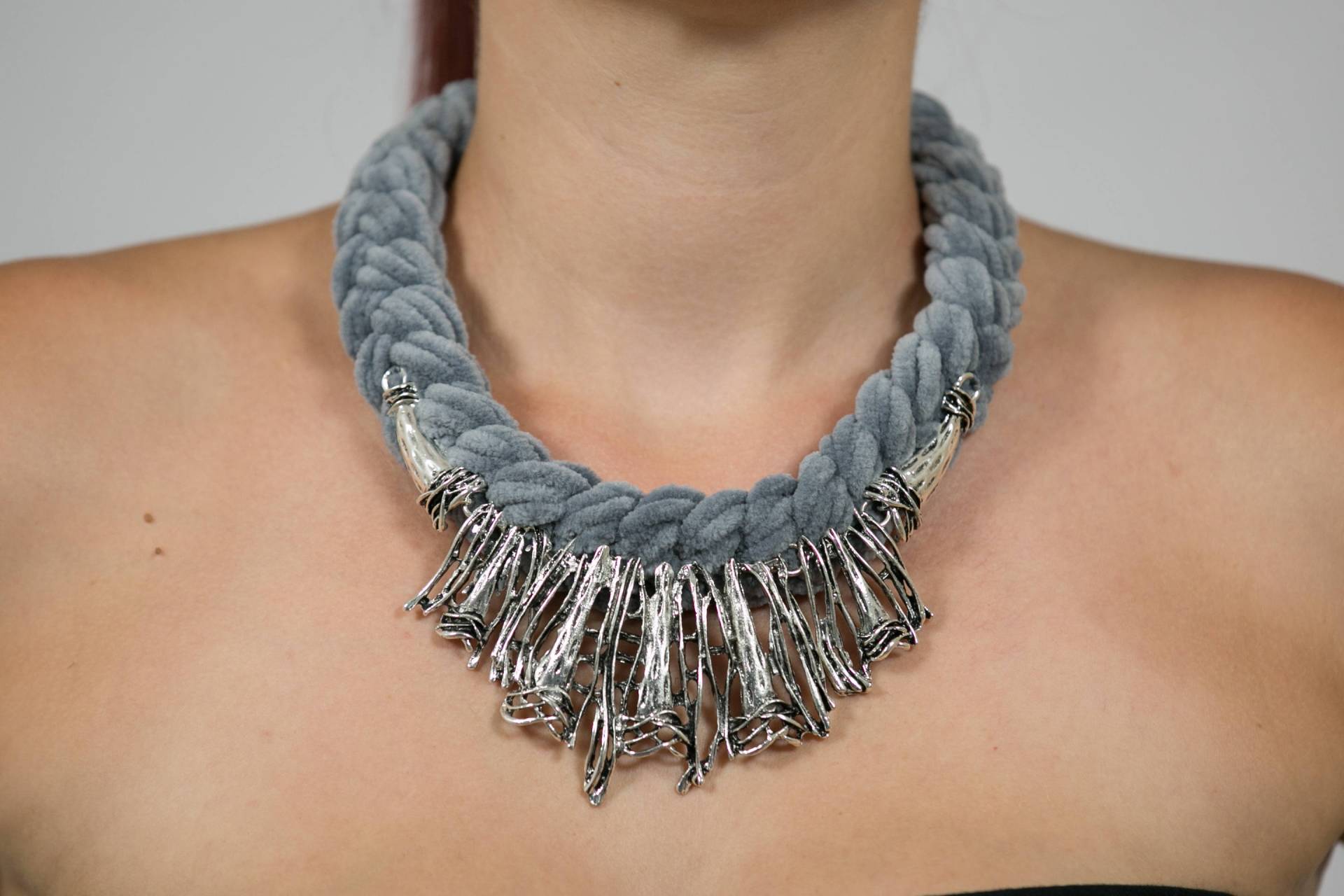 Grau Silber Gestrickte Häkeln Lätzchen Aussage Boho Seil Anhänger Grobstrick Kragen Halskette, Elegante Mode-Schmuck, Fift Idee von Polumia