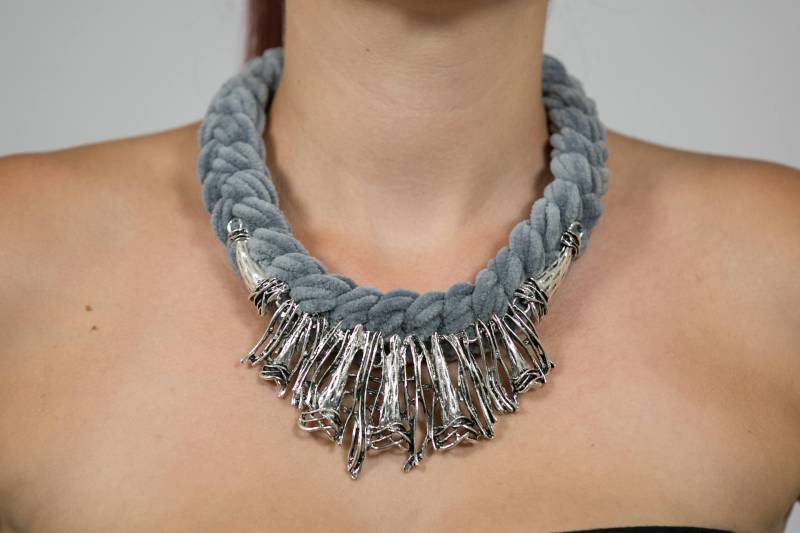 Grau Silber Gestrickte Häkeln Lätzchen Aussage Boho Seil Anhänger Grobstrick Kragen Halskette, Elegante Mode-Schmuck, Fift Idee von Polumia