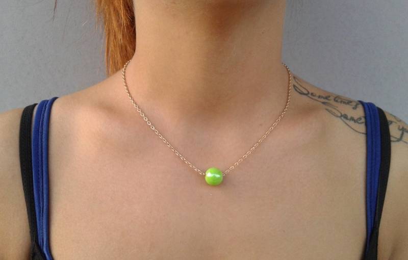 Grüne Perle Halskette, Gold-Ton-Kette, Mini Nazar Zarte Kette von Polumia