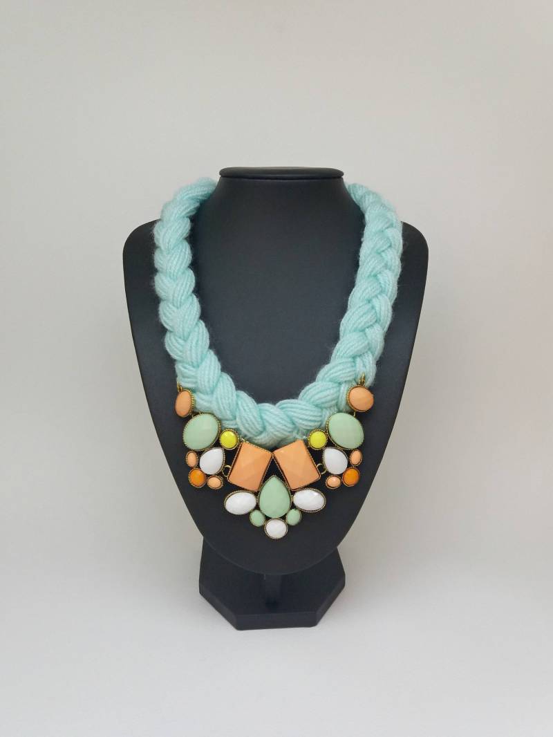 Hellblau Blau Bunt Gestrickte Halskette, Schmuck Gestrickt, Gestrickt Zubehör Chunky Halskette Schmuck, Modeschmuck von Polumia