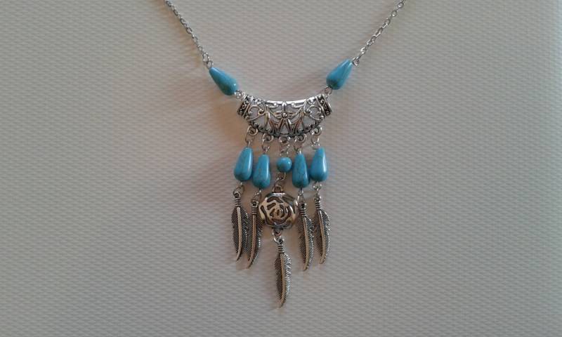 Hellblau Steine, Silberfarbene Kette, Silber Federn, Lange Halskette, Trendige Beste Freundgeschenk von Polumia