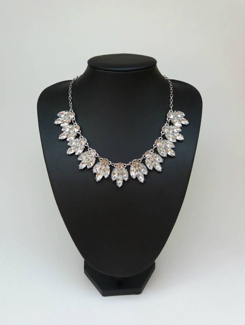 Hochzeitshalskette, Brautjungfer Halskette, Silberfarbene Kette, Kristall Tropfen, Silber Crystal Aussage Kollier, Anniversary Schmuck von Polumia