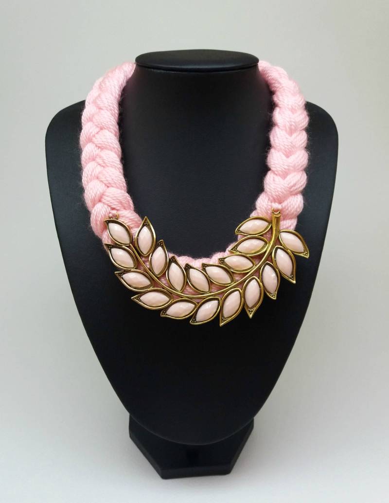 Insgesamt Rosa Gestrickt Aussage Kollier, Blatt Kette, Leicht Gold Und Gold Halskette, Rosa Sommer-Halskette von Polumia