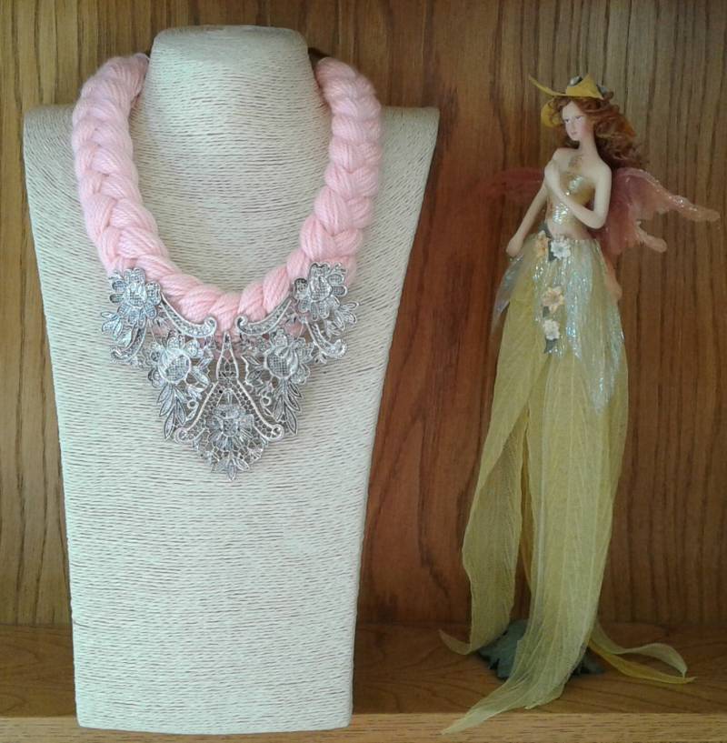 Leicht Rosa Und Silber Halskette, Gestrickte Rosa, Rosa Silberkette, Pink Bib Vintage-Schmuck von Polumia