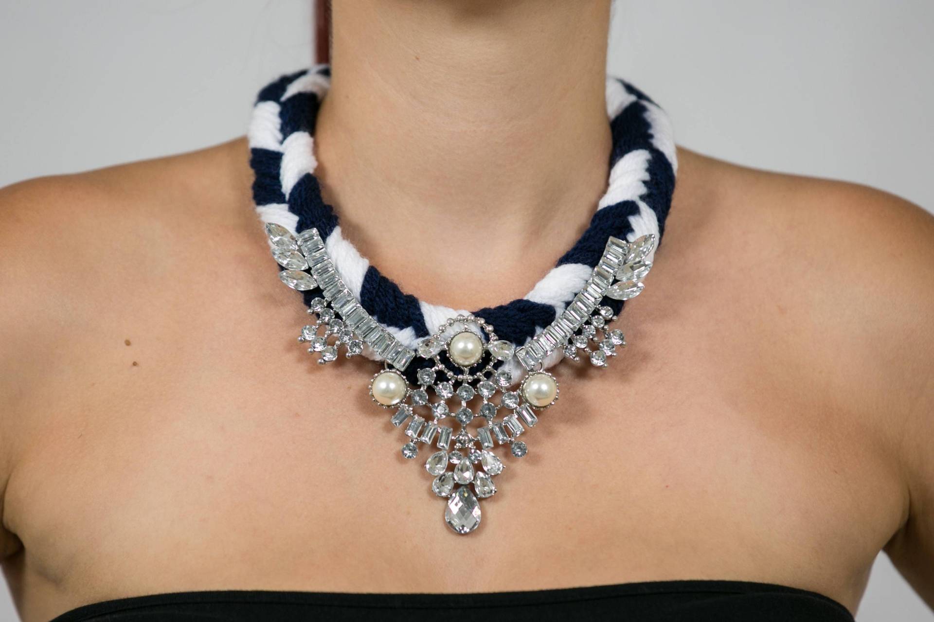 Navy Blau Weißen Silbernen Kristall-Perljack-Anker Lätzchen Boho Halskette, Pearl Klare Blaue Und Weiße Halskette von Polumia