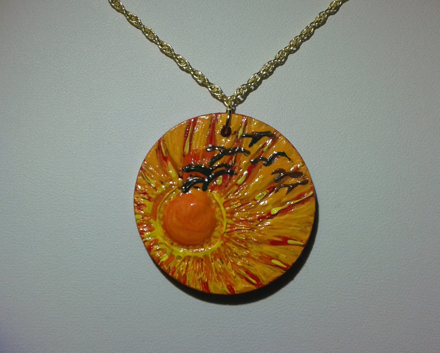 Orange Anhänger in Handarbeit Mit Von Hand Bemalt, Holz Folk Schmuck-Geschenk-Idee, Einzigartige Halskette, Ein Und Nur Schmuck, Moderne Kunst von Polumia
