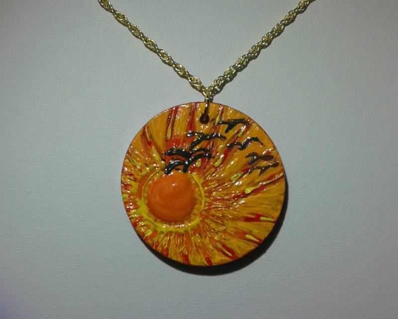 Orange Anhänger in Handarbeit Mit Von Hand Bemalt, Holz Folk Schmuck-Geschenk-Idee, Einzigartige Halskette, Ein Und Nur Schmuck, Moderne Kunst von Polumia