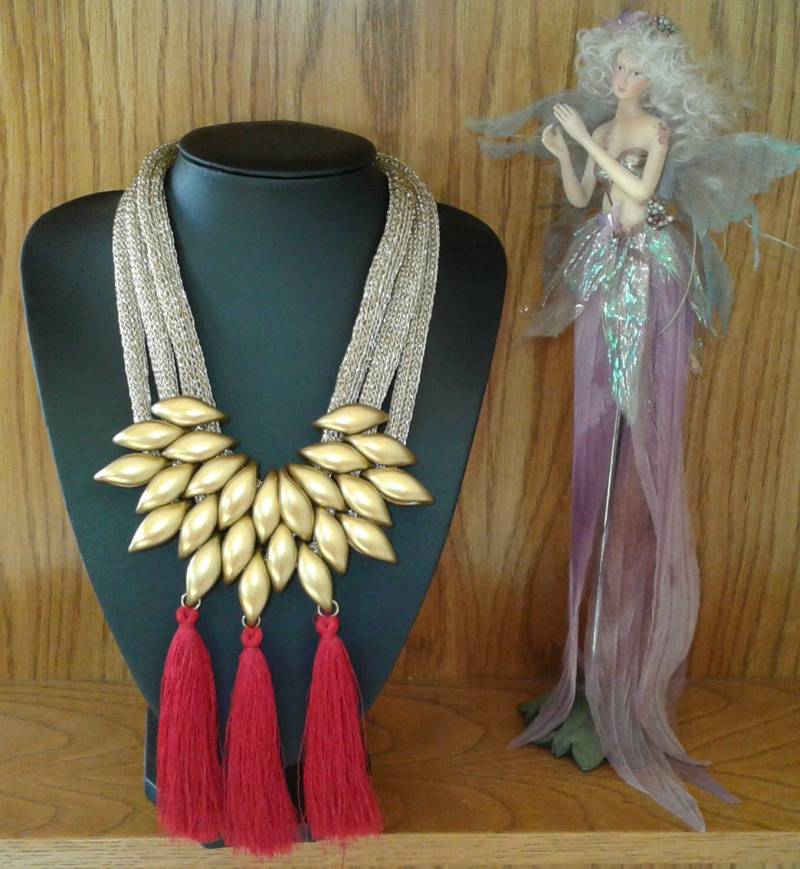 Quaste Halskette, Dunkle Rote Gold Und Rot Tear Drop Kollier Aussage, Große Halskette von Polumia