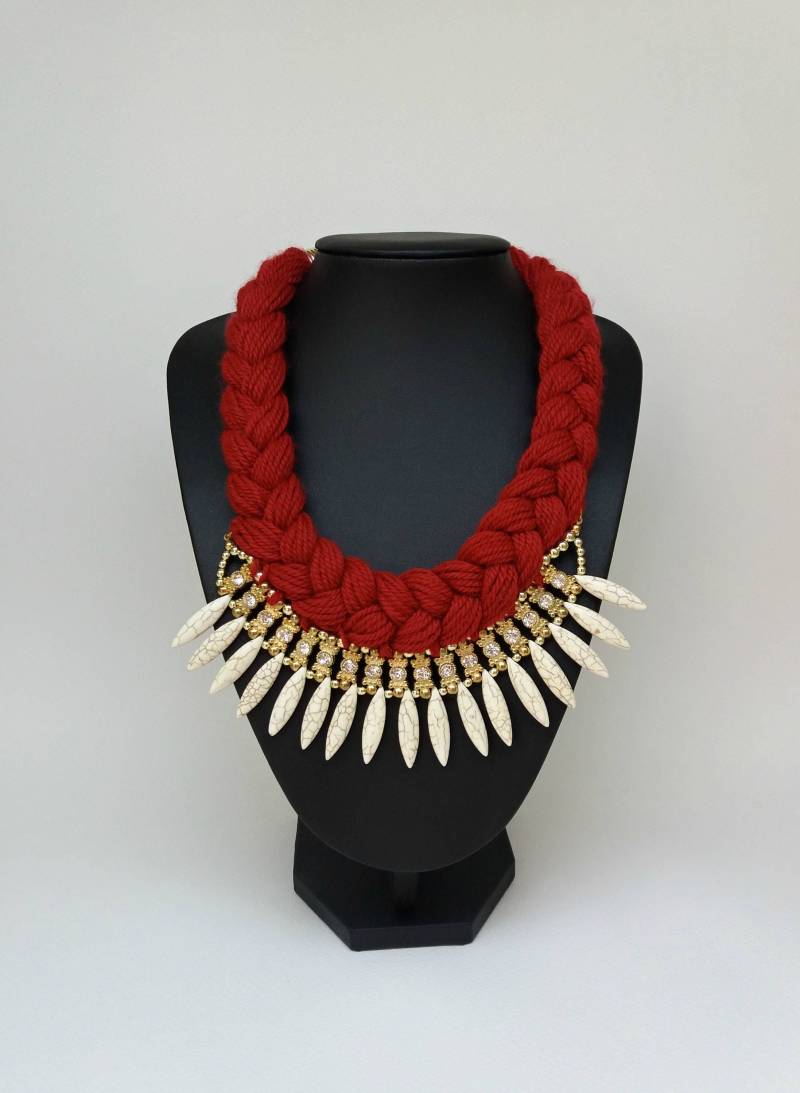 Rot Beige Gestrickt Aussage Kollier, Anthropologie Halskette, Modeschmuck, Einzigartige Kette, Geschenkidee, Promi-Halskette, Schmuck von Polumia