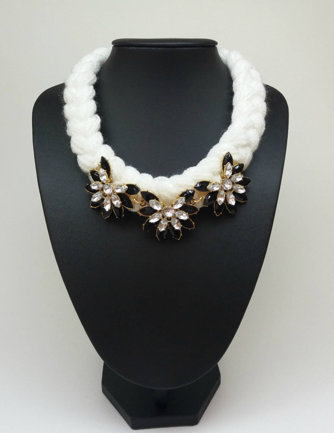 Schwarz Und Weiß Lätzchen Aussage Stammes Kurze Elegante Kristall Jcrew Grobstrick Charme Halsband, Blume Halskette, Schwarz, Geschenk Für Sie Schwarz Und Weiß Lätzchen Aussage Stammes Kurze Elegante Kristall Jcrew Grobstrick Charme Halsband, Blume Halskette, Schwarz, Geschenk Für Sie von Polumia