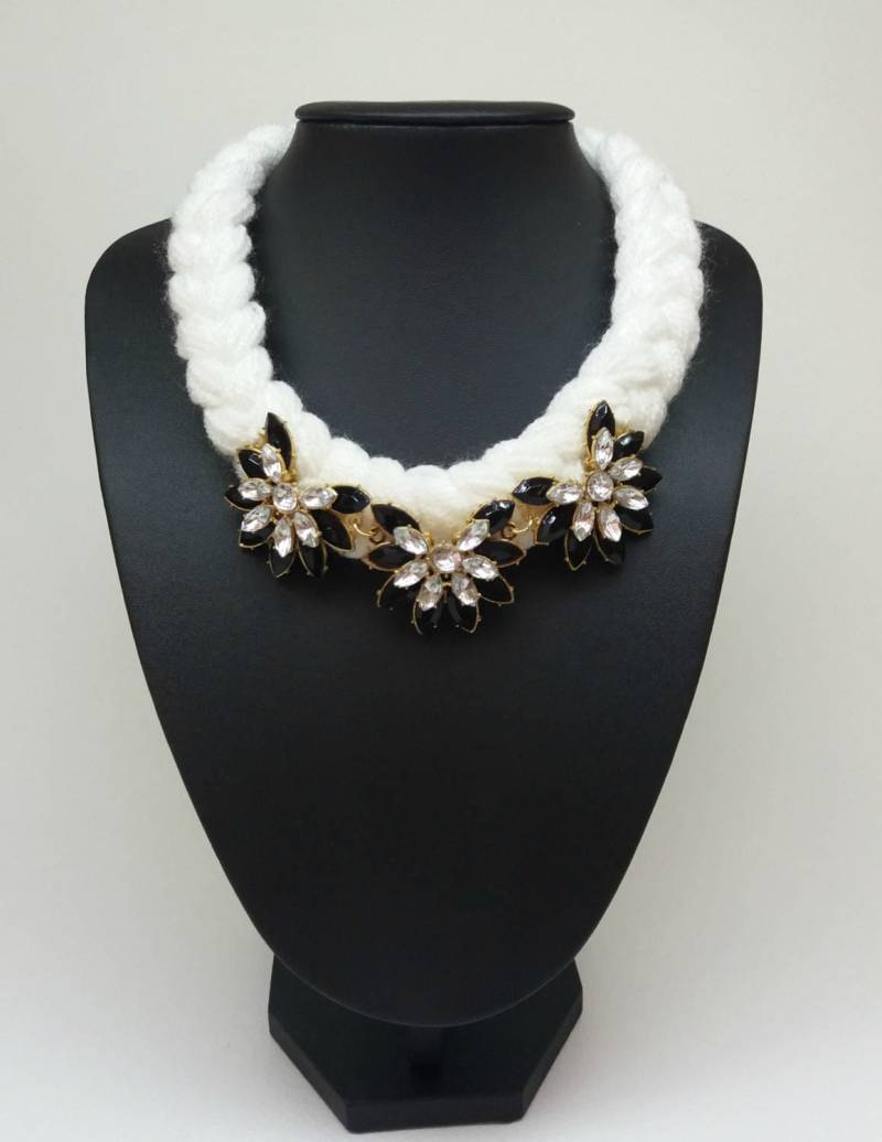 Schwarz Und Weiß Lätzchen Aussage Stammes Kurze Elegante Kristall Jcrew Grobstrick Charme Halsband, Blume Halskette, Schwarz, Geschenk Für Sie Schwarz Und Weiß Lätzchen Aussage Stammes Kurze Elegante Kristall Jcrew Grobstrick Charme Halsband, Blume Halskette, Schwarz, Geschenk Für Sie von Polumia