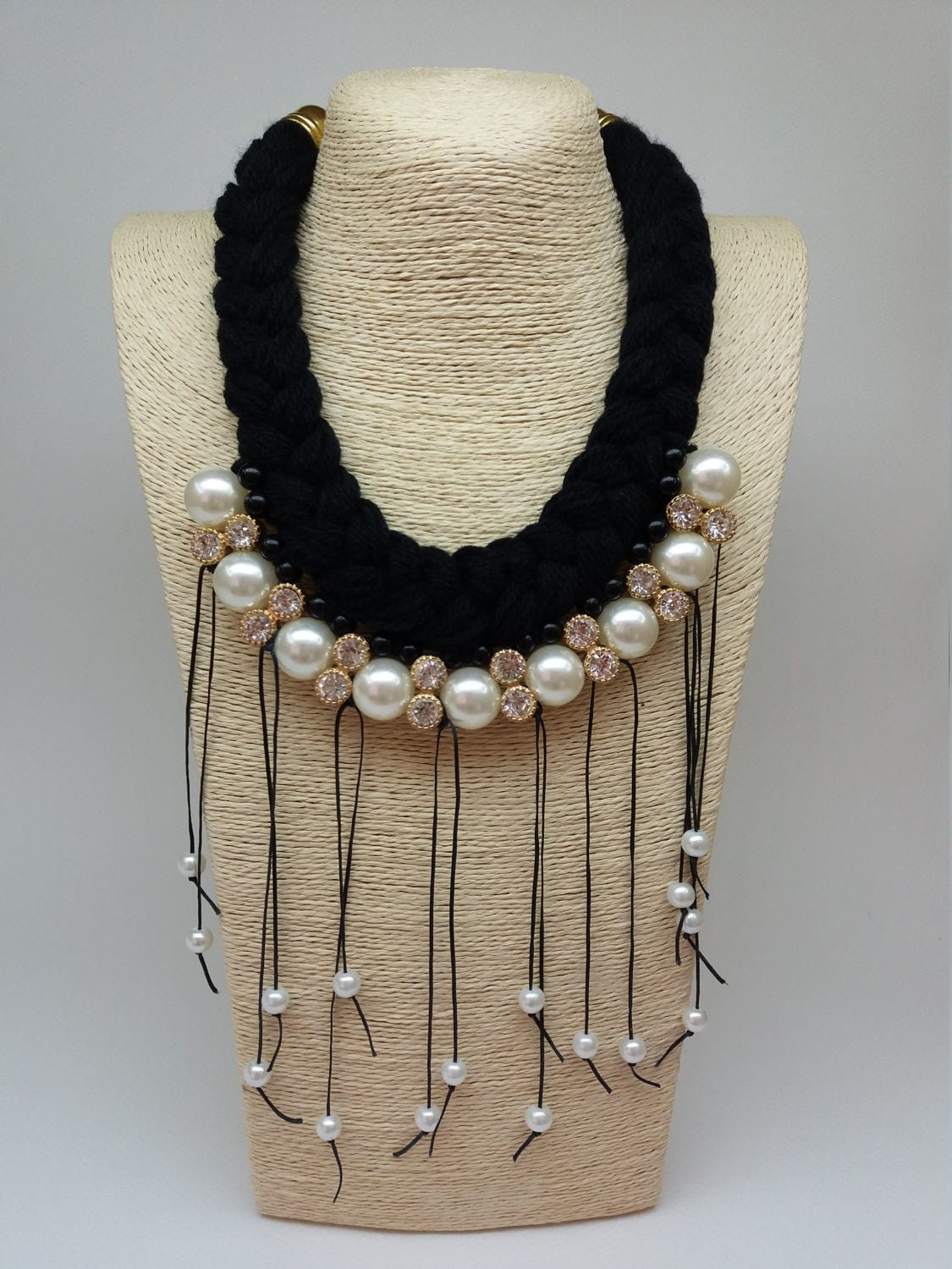 Schwarz Weiße Perle Gestrickt Seil Lätzchen Statement Anhänger Kristall Klar Halskette Halsschmuck, Schwarz Halskette, Jubiläum Geschenkidee von Polumia