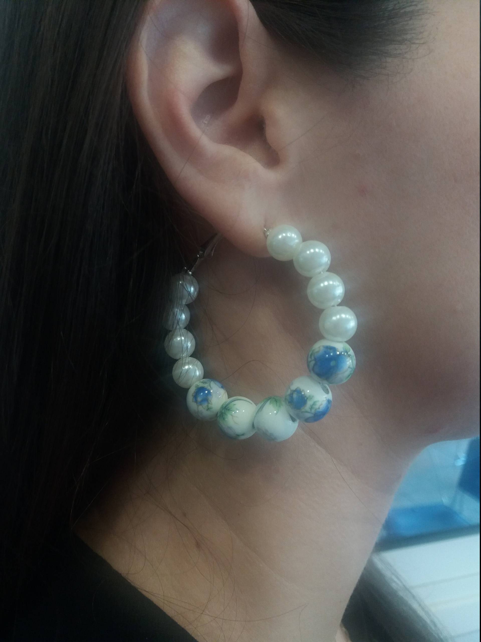 Weiß Blau Blume Perle Creolen Ohrringe, Weiße Creolen, Ohrringe Schmuck, Für Frauen, Made in Griechenland von Polumia